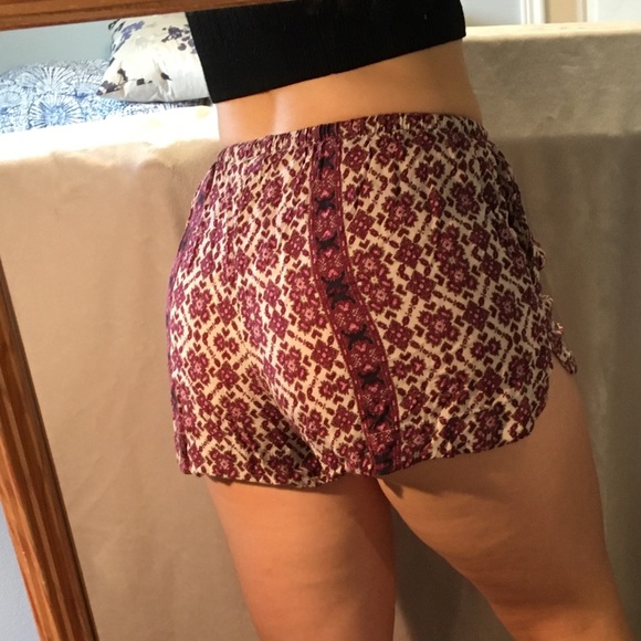 Brandy Melville Drawstring Patterned Shorts - Picture 5 of 5